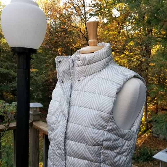 NWOT GAP PUFFY VEST WHITE GRAY HERRINGBONE PATTERN - Picture 6 of 7